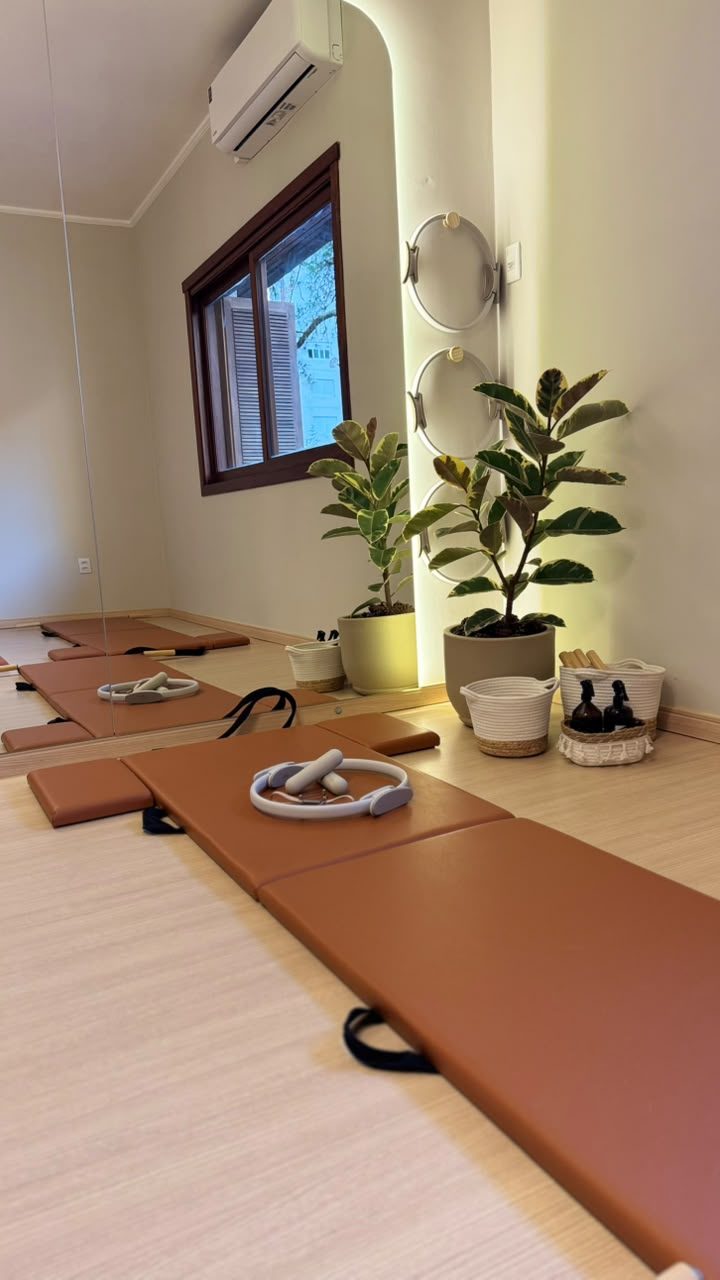 Sala de Mat Pilates com os equipamentos